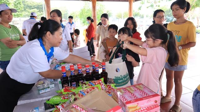 Người già, trẻ nhỏ cười khúc khích khi... đổi rác lấy quà- Ảnh 6. Người già, trẻ nhỏ cười khúc khích khi... đổi rác lấy quà- Ảnh 6.