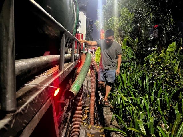 Bắt 3 người xả chất thải bể phốt xuống sông Tô Lịch- Ảnh 2. Bắt 3 người xả chất thải bể phốt xuống sông Tô Lịch- Ảnh 2.