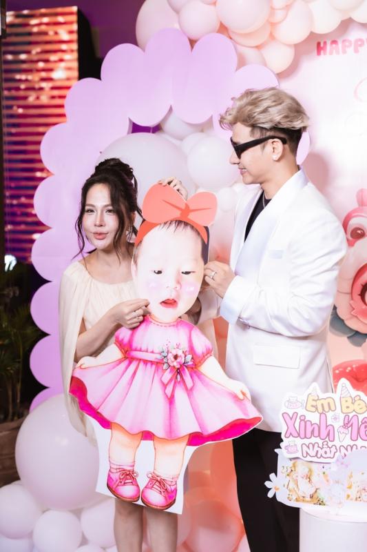 Thanh Trúc cùng con gái dự tiệc đầy tháng ái nữ nhà Chu Bin- Ảnh 1.