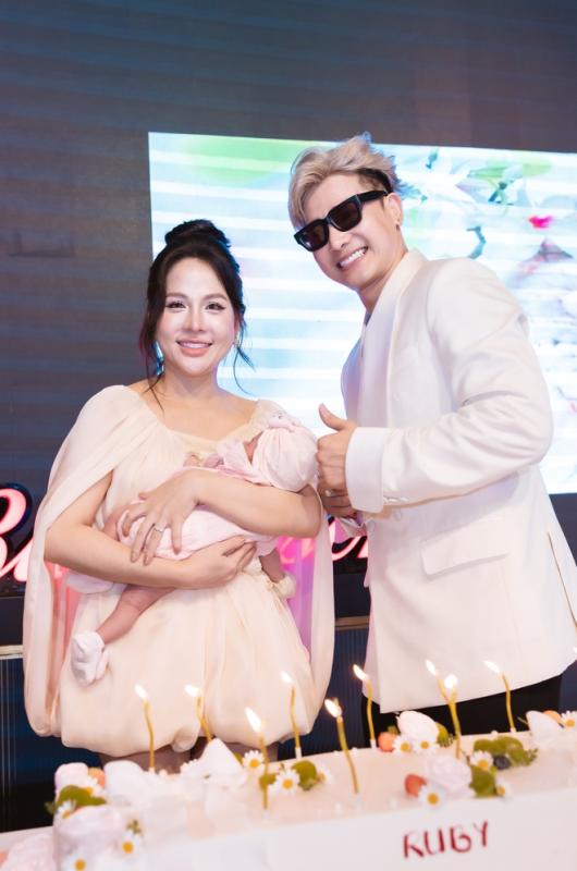 Thanh Trúc cùng con gái dự tiệc đầy tháng ái nữ nhà Chu Bin- Ảnh 2.