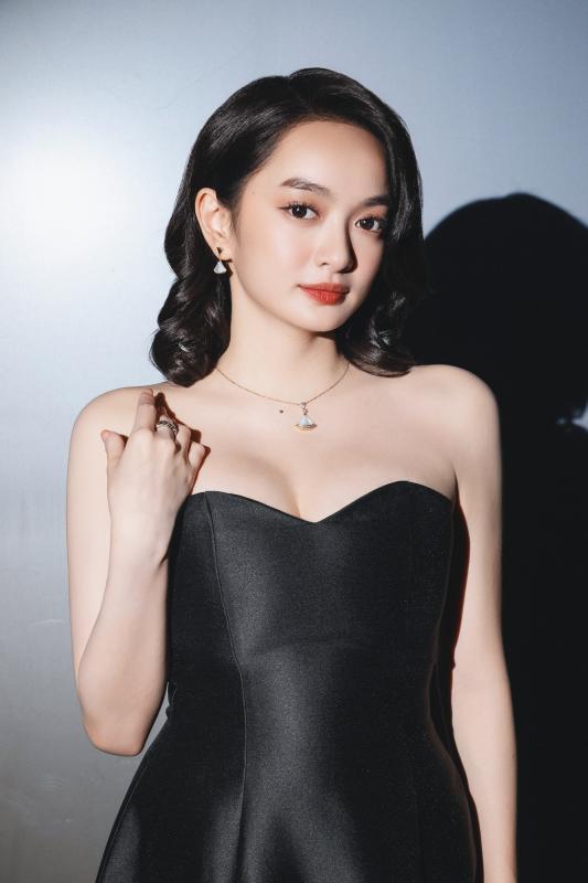 Vẻ quyến rũ của 2 mỹ nhân đóng 'Tử chiến trên không' đang gây sốt - Ảnh 3.