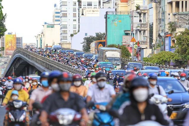 TP.HCM có hơn 11 triệu xe cá nhân, đường phố tăng gấp đôi mới đủ chỗ chạy- Ảnh 2. TP.HCM có hơn 11 triệu xe cá nhân, đường phố tăng gấp đôi mới đủ chỗ chạy- Ảnh 2.