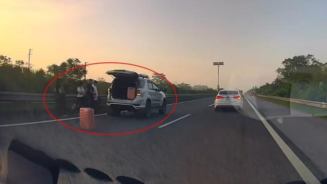 Kinh hoàng ô tô con dừng thay lốp dự phòng trên cao tốc, làn 120 km/giờ - Ảnh 1.