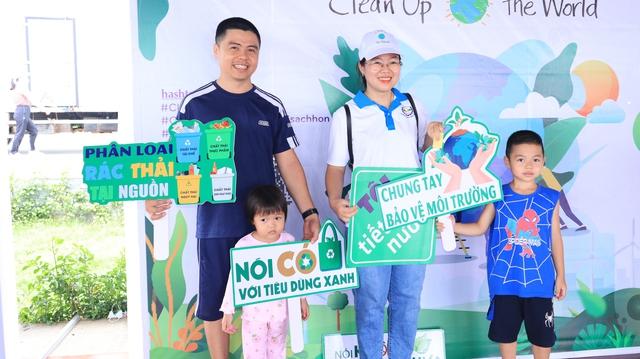 Người già, trẻ nhỏ cười khúc khích khi... đổi rác lấy quà- Ảnh 3. Người già, trẻ nhỏ cười khúc khích khi... đổi rác lấy quà- Ảnh 3.
