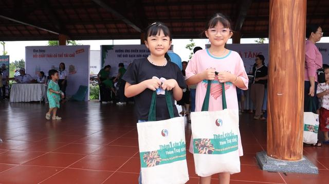 Người già, trẻ nhỏ cười khúc khích khi... đổi rác lấy quà- Ảnh 7. Người già, trẻ nhỏ cười khúc khích khi... đổi rác lấy quà- Ảnh 7.