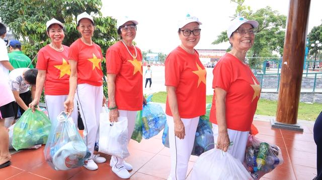Người già, trẻ nhỏ cười khúc khích khi... đổi rác lấy quà- Ảnh 1. Người già, trẻ nhỏ cười khúc khích khi... đổi rác lấy quà- Ảnh 1.