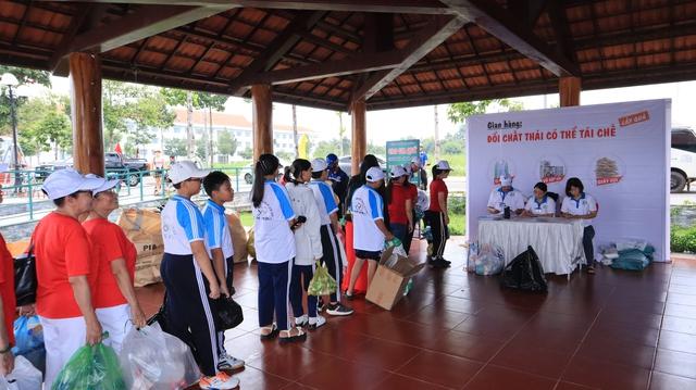 Người già, trẻ nhỏ cười khúc khích khi... đổi rác lấy quà- Ảnh 2. Người già, trẻ nhỏ cười khúc khích khi... đổi rác lấy quà- Ảnh 2.