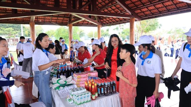 Người già, trẻ nhỏ cười khúc khích khi... đổi rác lấy quà- Ảnh 8. Người già, trẻ nhỏ cười khúc khích khi... đổi rác lấy quà- Ảnh 8.