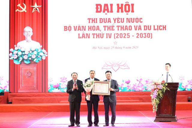 HLV Mai Đức Chung nhận danh hiệu Anh hùng Lao động: ‘Tôi rất cảm động và hạnh phúc’- Ảnh 1. HLV Mai Đức Chung nhận danh hiệu Anh hùng Lao động: ‘Tôi rất cảm động và hạnh phúc’- Ảnh 1.