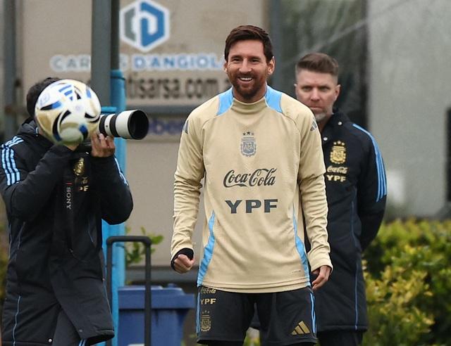Messi chỉ thi đấu 1 trận tại Argentina, HLV Scaloni có quyết định bất ngờ- Ảnh 1.