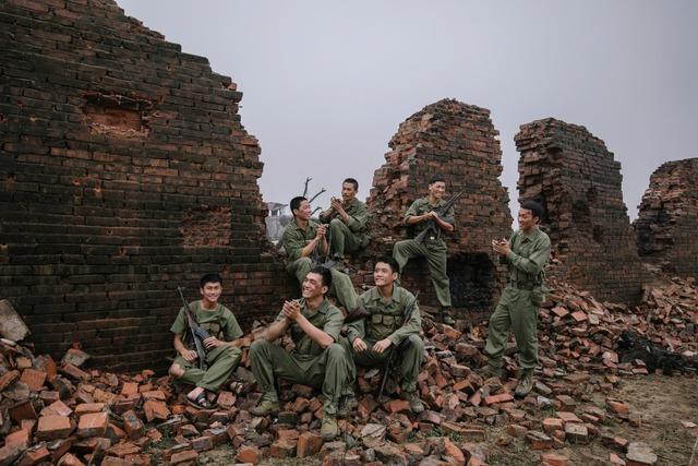 - Ảnh 1. 'Mưa đỏ' thông báo ngày rời rạp, thu 700 tỉ - Ảnh 1.