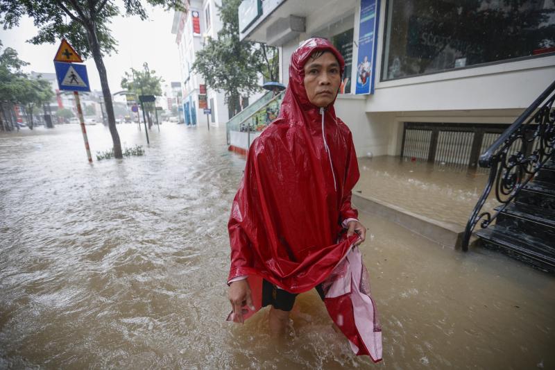 Người dân chèo thuyền lấy đồ ăn ở 'phố ngập' Hà Nội- Ảnh 5. Người dân chèo thuyền lấy đồ ăn ở 'phố ngập' Hà Nội- Ảnh 5.