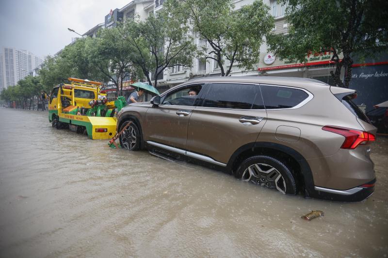 Người dân chèo thuyền lấy đồ ăn ở 'phố ngập' Hà Nội- Ảnh 7. Người dân chèo thuyền lấy đồ ăn ở 'phố ngập' Hà Nội- Ảnh 7.