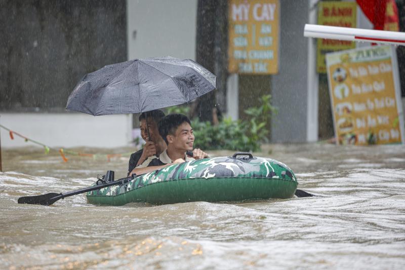 Người dân chèo thuyền lấy đồ ăn ở 'phố ngập' Hà Nội- Ảnh 1. Người dân chèo thuyền lấy đồ ăn ở 'phố ngập' Hà Nội- Ảnh 1.