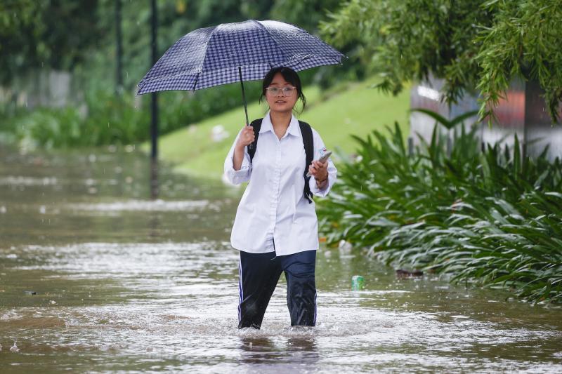 Người dân chèo thuyền lấy đồ ăn ở 'phố ngập' Hà Nội- Ảnh 13. Người dân chèo thuyền lấy đồ ăn ở 'phố ngập' Hà Nội- Ảnh 13.