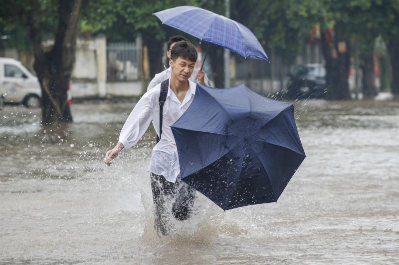 Người dân chèo thuyền lấy đồ ăn ở 'phố ngập' Hà Nội- Ảnh 12. Người dân chèo thuyền lấy đồ ăn ở 'phố ngập' Hà Nội- Ảnh 12.