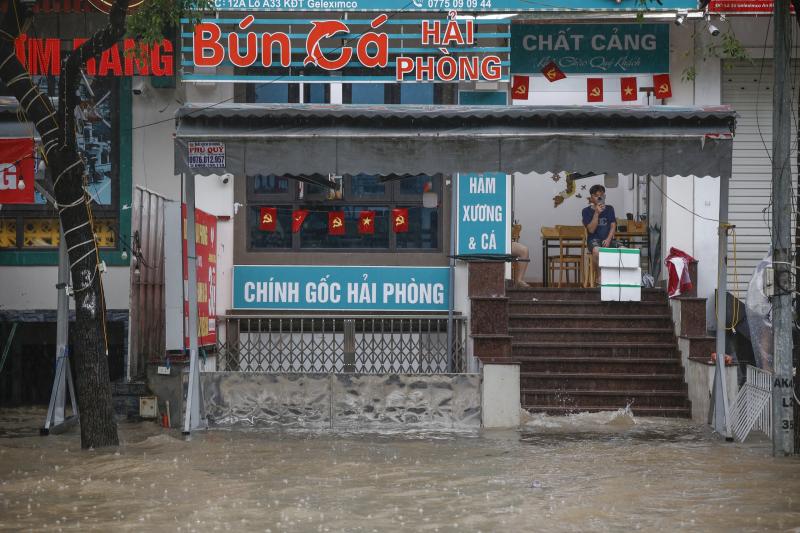 Người dân chèo thuyền lấy đồ ăn ở 'phố ngập' Hà Nội- Ảnh 10. Người dân chèo thuyền lấy đồ ăn ở 'phố ngập' Hà Nội- Ảnh 10.
