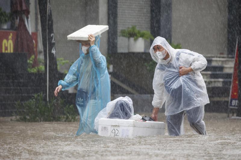 Người dân chèo thuyền lấy đồ ăn ở 'phố ngập' Hà Nội- Ảnh 8. Người dân chèo thuyền lấy đồ ăn ở 'phố ngập' Hà Nội- Ảnh 8.