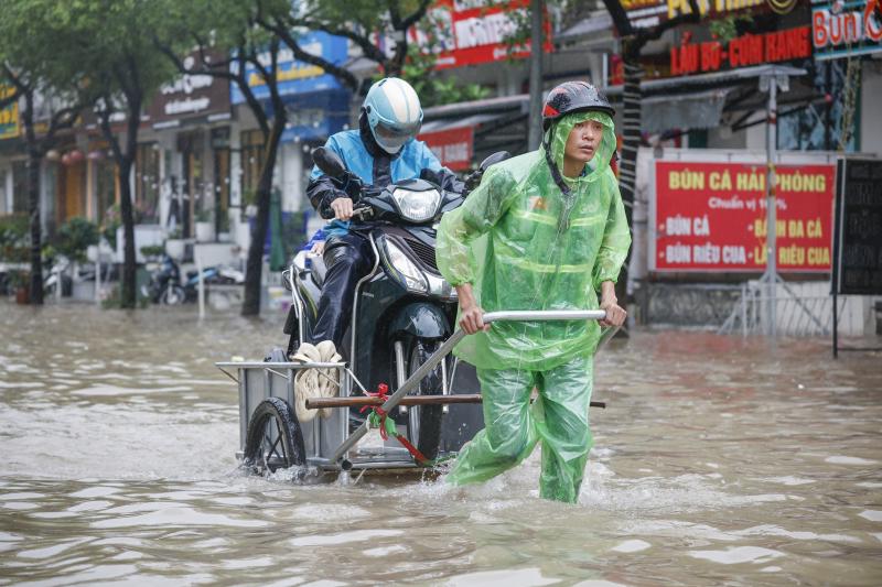 Người dân chèo thuyền lấy đồ ăn ở 'phố ngập' Hà Nội- Ảnh 9. Người dân chèo thuyền lấy đồ ăn ở 'phố ngập' Hà Nội- Ảnh 9.
