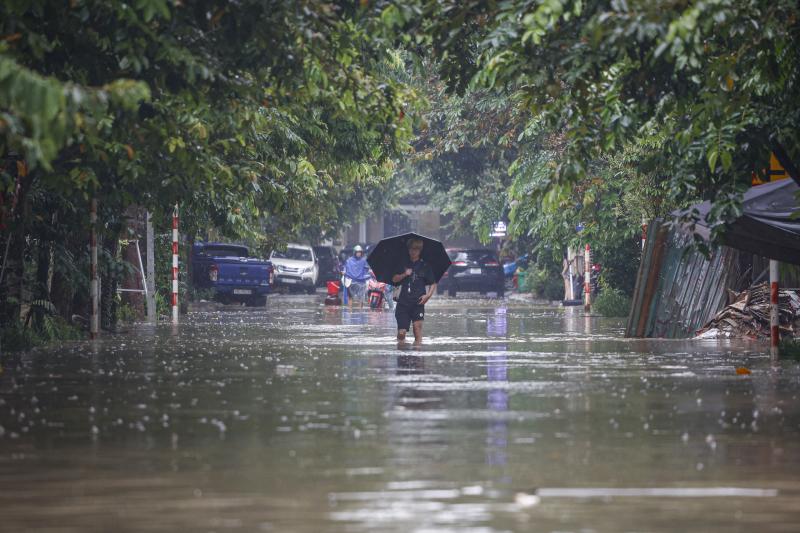 Người dân chèo thuyền lấy đồ ăn ở 'phố ngập' Hà Nội- Ảnh 3. Người dân chèo thuyền lấy đồ ăn ở 'phố ngập' Hà Nội- Ảnh 3.