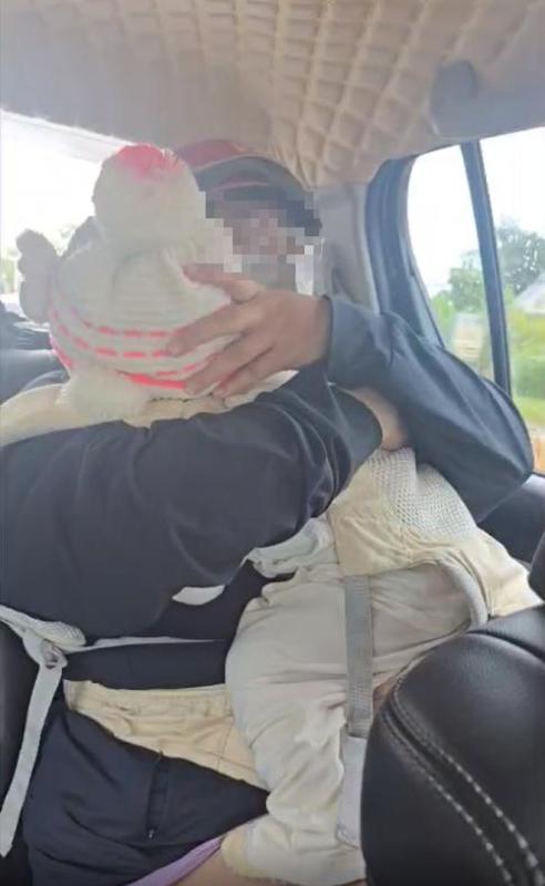 CSGT dùng xe chuyên dụng cứu nguy bé trai 1 tuổi khó thở, tím tái toàn thân- Ảnh 2. CSGT dùng xe chuyên dụng cứu nguy bé trai 1 tuổi khó thở, tím tái toàn thân- Ảnh 2.