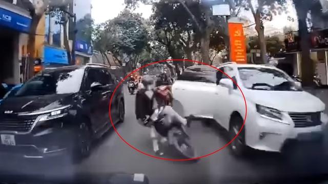 Mở cửa ô tô gây tai nạn bị phạt nặng cỡ nào? - Ảnh 2. Mở cửa ô tô gây tai nạn: Hành động nguy hiểm đối mặt mức phạt nặng - Ảnh 2.