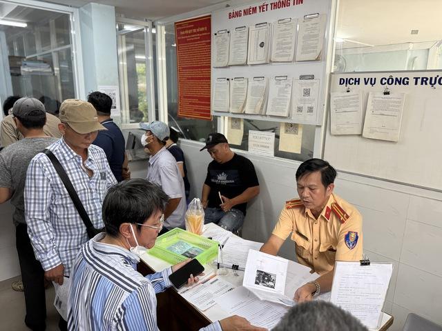Đỗ ô tô ăn uống, tài xế ngỡ ngàng vì bị phạt nguội - Ảnh 3.