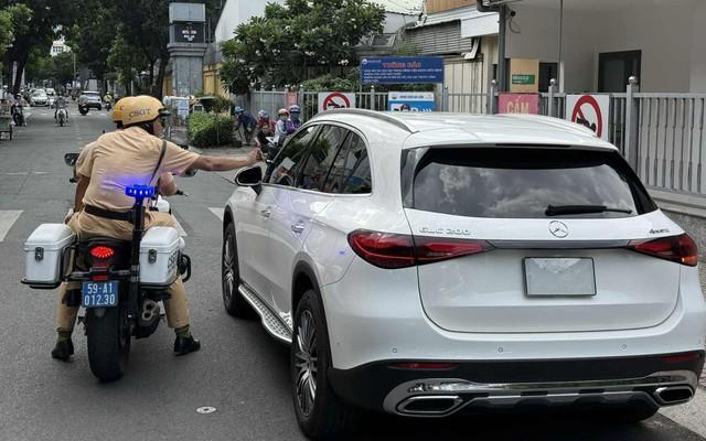 Đỗ ô tô ăn uống, tài xế ngỡ ngàng vì bị phạt nguội - Ảnh 1.