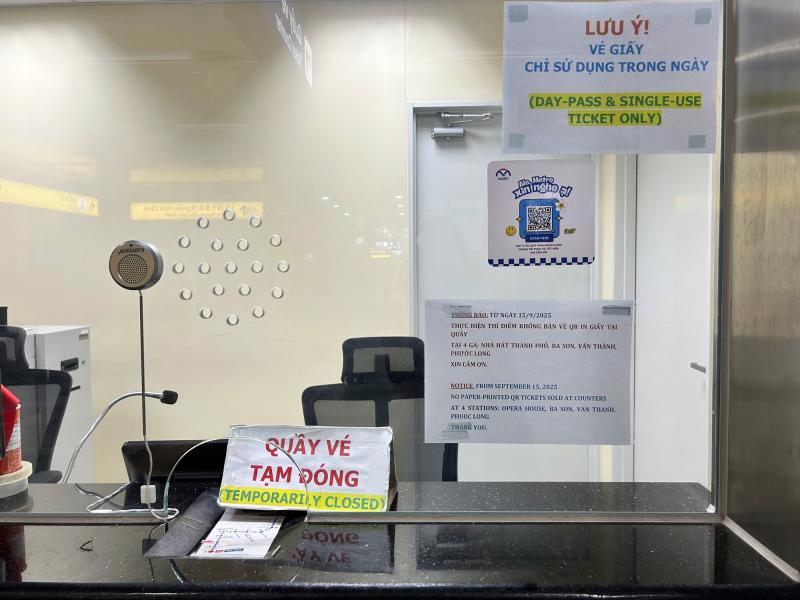 Metro ngưng bán vé giấy: Người hào hứng vì không còn chờ lâu như trước- Ảnh 1. Metro ngưng bán vé giấy: Người hào hứng vì không còn chờ lâu như trước- Ảnh 1.