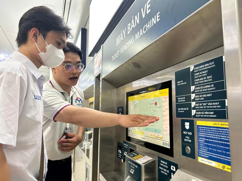 Metro ngưng bán vé giấy: Người hào hứng vì không còn chờ lâu như trước- Ảnh 4. Metro ngưng bán vé giấy: Người hào hứng vì không còn chờ lâu như trước- Ảnh 4.