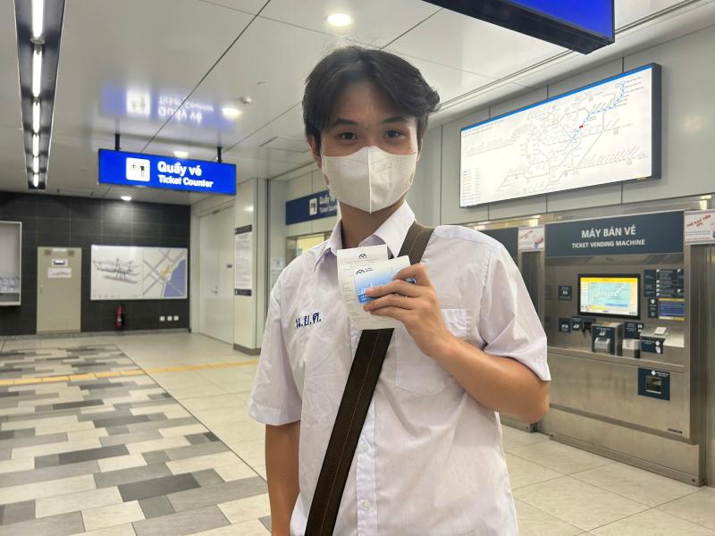Metro ngưng bán vé giấy: Người hào hứng vì không còn chờ lâu như trước- Ảnh 5. Metro ngưng bán vé giấy: Người hào hứng vì không còn chờ lâu như trước- Ảnh 5.