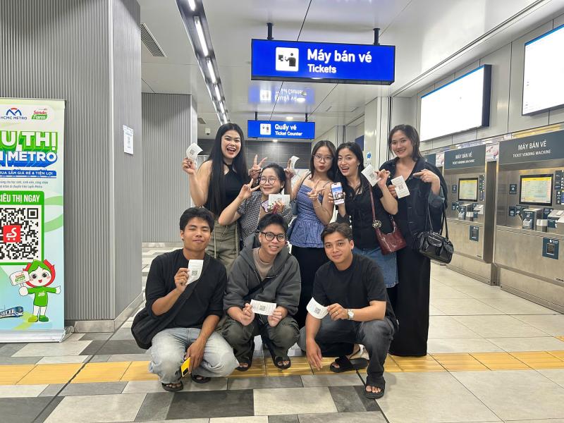 Metro ngưng bán vé giấy: Người hào hứng vì không còn chờ lâu như trước- Ảnh 6. Metro ngưng bán vé giấy: Người hào hứng vì không còn chờ lâu như trước- Ảnh 6.