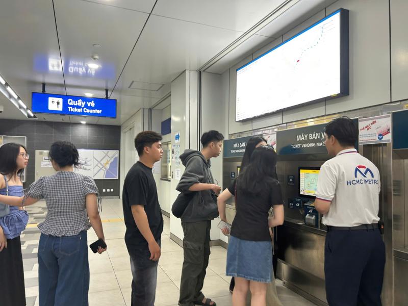 Metro ngưng bán vé giấy: Người hào hứng vì không còn chờ lâu như trước- Ảnh 8. Metro ngưng bán vé giấy: Người hào hứng vì không còn chờ lâu như trước- Ảnh 8.