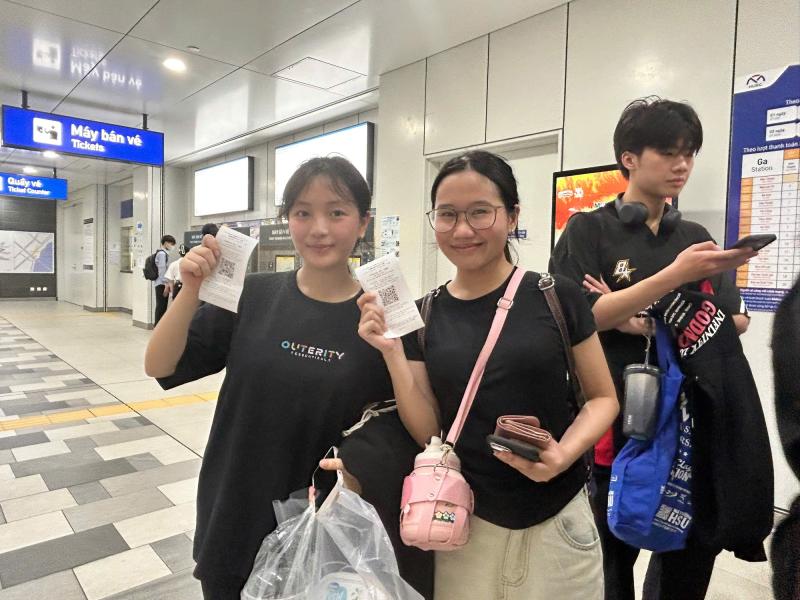 Metro ngưng bán vé giấy: Người hào hứng vì không còn chờ lâu như trước- Ảnh 9. Metro ngưng bán vé giấy: Người hào hứng vì không còn chờ lâu như trước- Ảnh 9.
