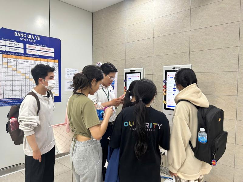 Metro ngưng bán vé giấy: Người hào hứng vì không còn chờ lâu như trước- Ảnh 10. Metro ngưng bán vé giấy: Người hào hứng vì không còn chờ lâu như trước- Ảnh 10.