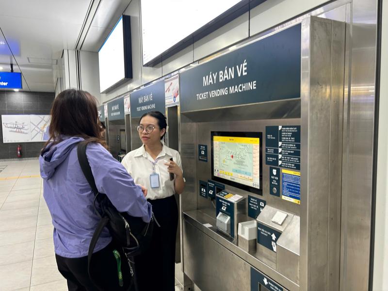 Metro ngưng bán vé giấy: Người hào hứng vì không còn chờ lâu như trước- Ảnh 12. Metro ngưng bán vé giấy: Người hào hứng vì không còn chờ lâu như trước- Ảnh 12.