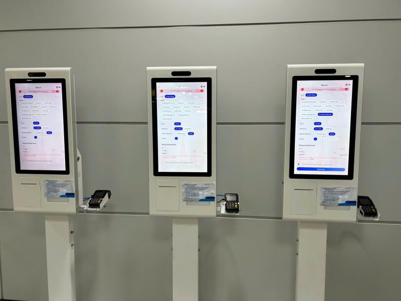Metro ngưng bán vé giấy: Người hào hứng vì không còn chờ lâu như trước- Ảnh 11. Metro ngưng bán vé giấy: Người hào hứng vì không còn chờ lâu như trước- Ảnh 11.