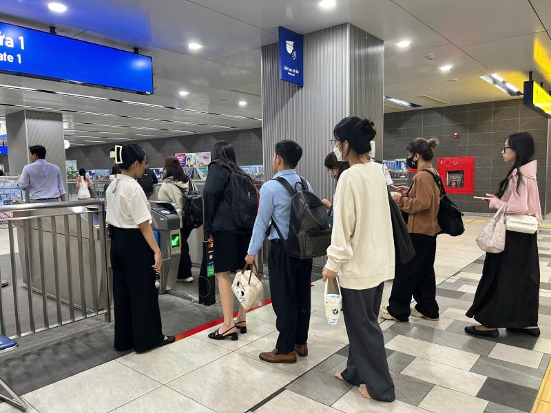 Metro ngưng bán vé giấy: Người hào hứng vì không còn chờ lâu như trước- Ảnh 3. Metro ngưng bán vé giấy: Người hào hứng vì không còn chờ lâu như trước- Ảnh 3.
