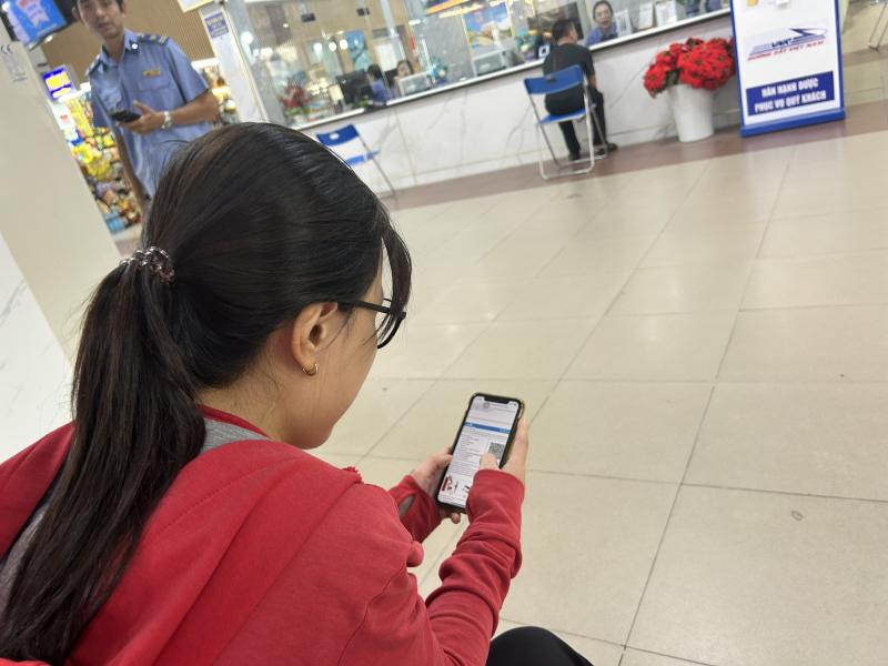 Hành khách đổ xô mua vé tàu tết - Ảnh 3.