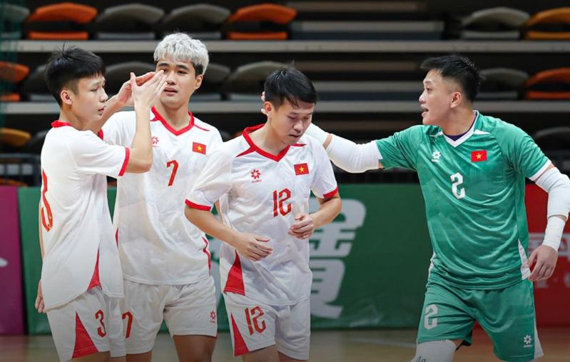 Futsal Việt Nam đặt một chân vào VCK châu Á, Trung Quốc sớm dừng chân- Ảnh 1. Futsal Việt Nam đặt một chân vào VCK châu Á, Trung Quốc sớm dừng chân- Ảnh 1.