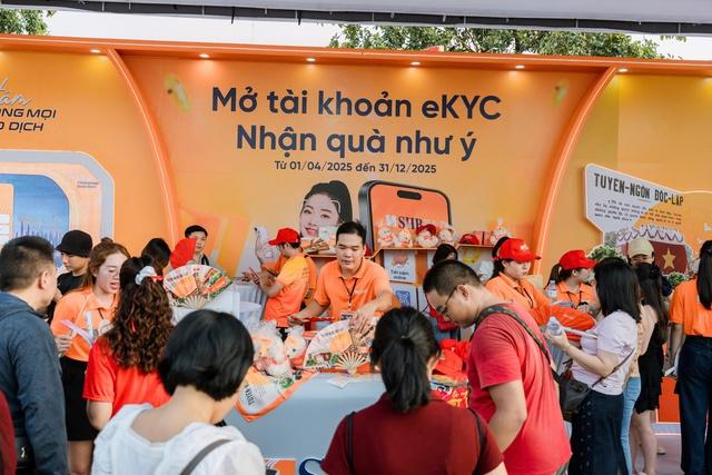 V Fest tưng bừng, giới trẻ check-in tại ‘góc sống ảo’ của SHB- Ảnh 1. V Fest tưng bừng, giới trẻ check-in tại ‘góc sống ảo’ của SHB- Ảnh 1.