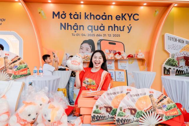 V Fest tưng bừng, giới trẻ check-in tại ‘góc sống ảo’ của SHB- Ảnh 3. V Fest tưng bừng, giới trẻ check-in tại ‘góc sống ảo’ của SHB- Ảnh 3.