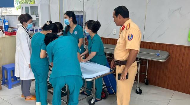 CSGT dùng xe chuyên dụng cứu nguy bé trai 1 tuổi khó thở, tím tái toàn thân- Ảnh 5. CSGT dùng xe chuyên dụng cứu nguy bé trai 1 tuổi khó thở, tím tái toàn thân- Ảnh 5.