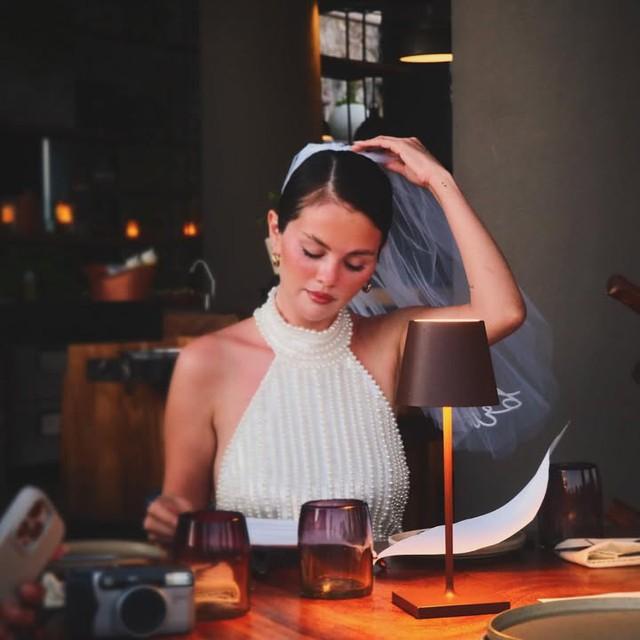 Selena Gomez khoe ảnh đám cưới ngọt ngào với Benny Blanco - Ảnh 6.