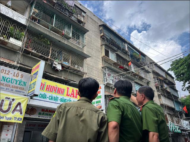 Sau vụ cháy chung cư Độc Lập, 14.445 căn hộ TP.HCM tháo 'chuồng cọp', mở thoát hiểm - Ảnh 1.