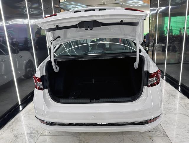 Skoda Slavia tung ra thị trường Việt Nam 3 phiên bản, giá từ 468 triệu đồng - Ảnh 4.