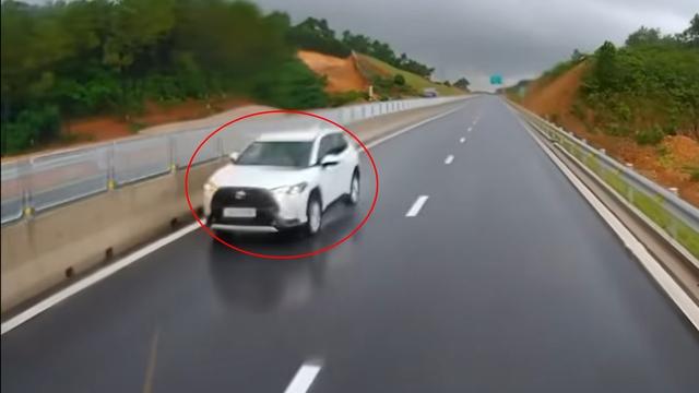 Tài xế ô tô bị phạt gần 40 triệu vì lái xe chạy ngược chiều cao tốc - Ảnh 1.