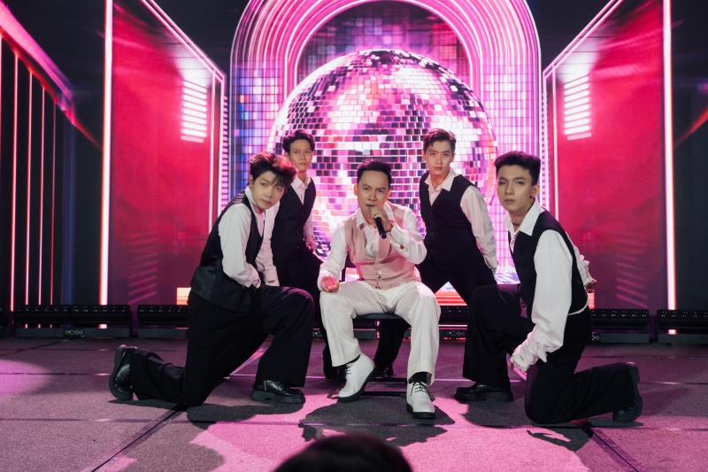 Ngọc Sơn, Thanh Ngọc đến ủng hộ Đinh Tiến Đạt trở lại showbiz - Ảnh 1.