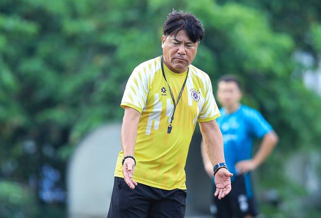 Lộ diện HLV đầu tiên có nguy cơ bị sa thải ở V-League- Ảnh 1.