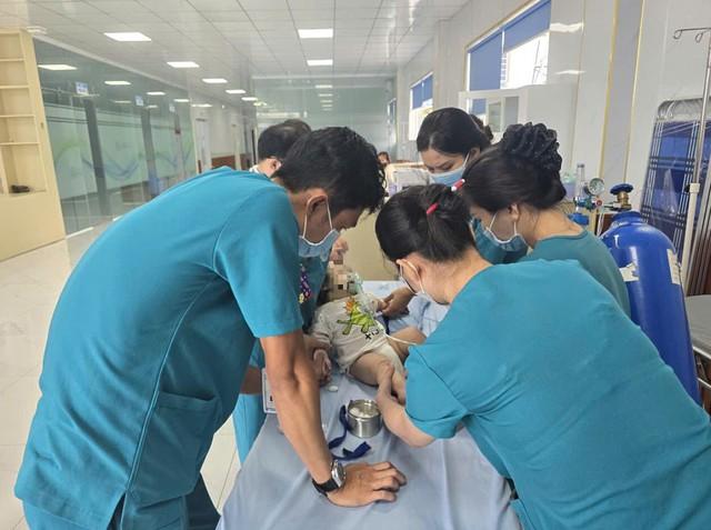 CSGT dùng xe chuyên dụng cứu nguy bé trai 1 tuổi khó thở, tím tái toàn thân- Ảnh 4. CSGT dùng xe chuyên dụng cứu nguy bé trai 1 tuổi khó thở, tím tái toàn thân- Ảnh 4.